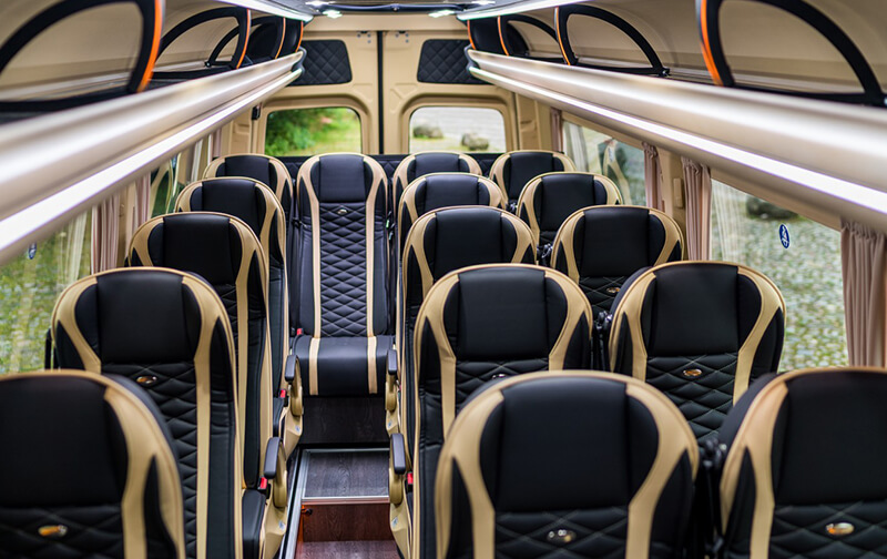 Interno di un van Sprinter con sedili in pelle