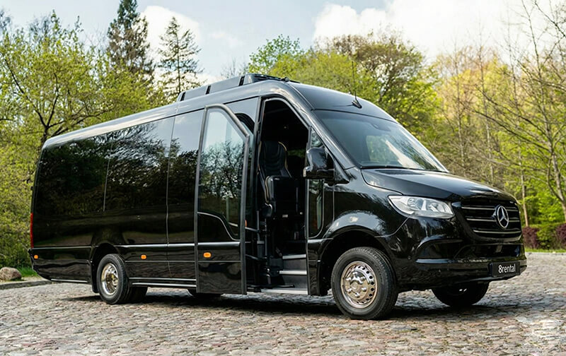Van Sprinter nero, visto di lato