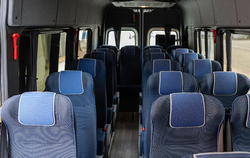 Sedili posteriori e vano bagagli di un minibus