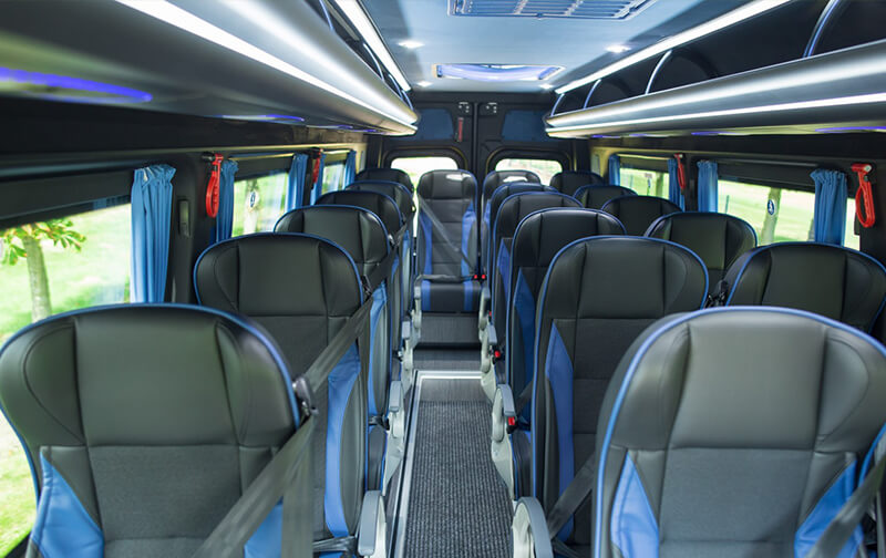 Interno di un minibus con sedili singoli