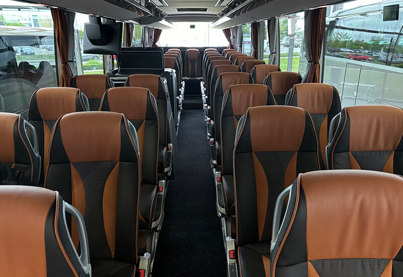Abitacolo di un midibus con sedili rivolti in avanti