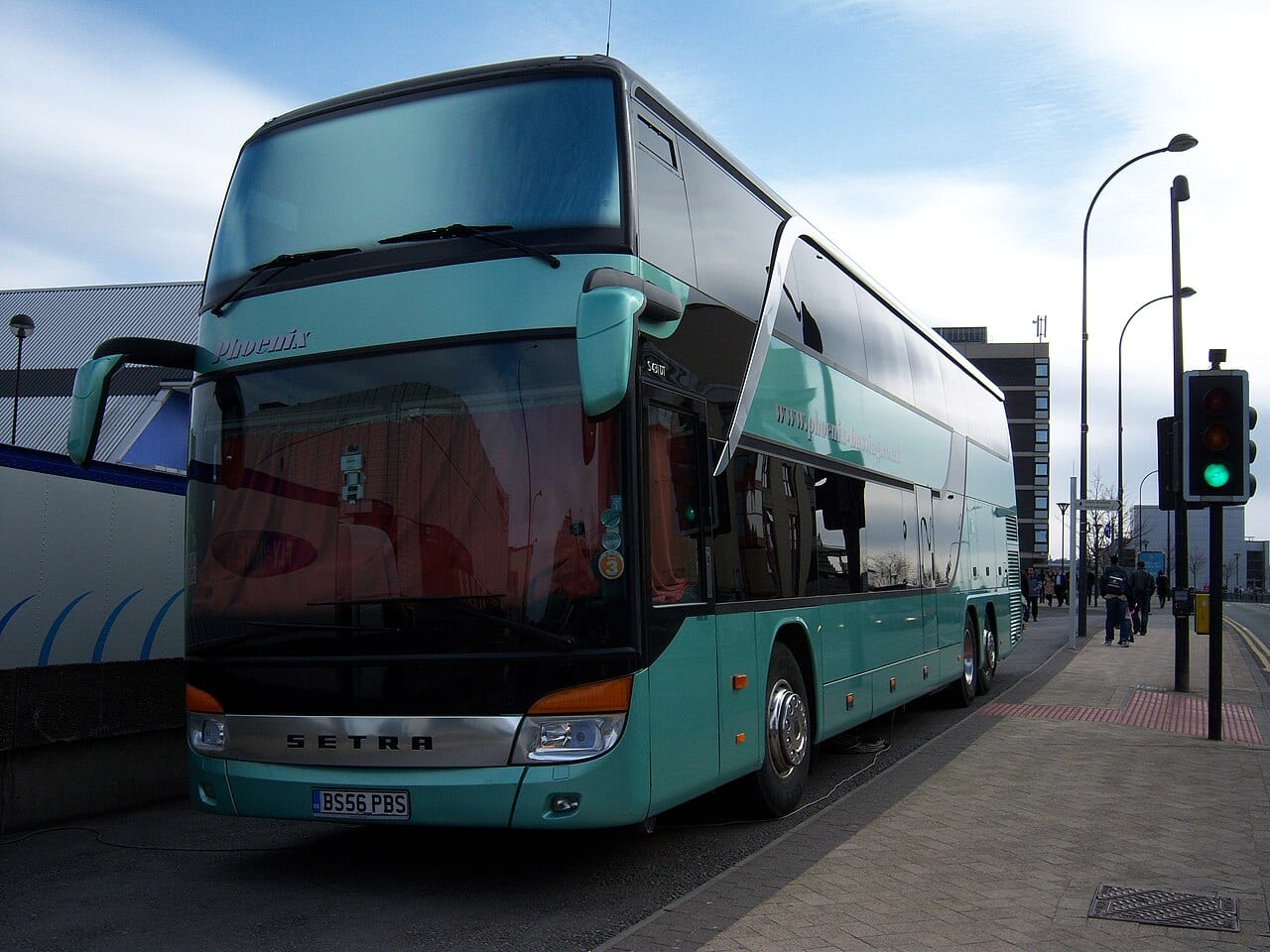 Pullman granturismo fermo per la salita dei passeggeri
