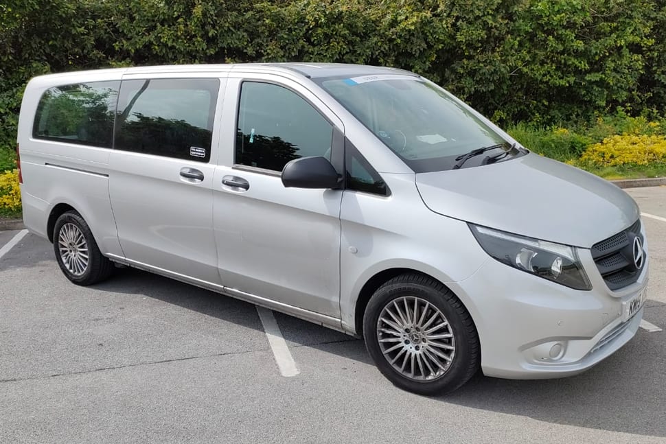 Minibus bianco parcheggiato a bordo strada