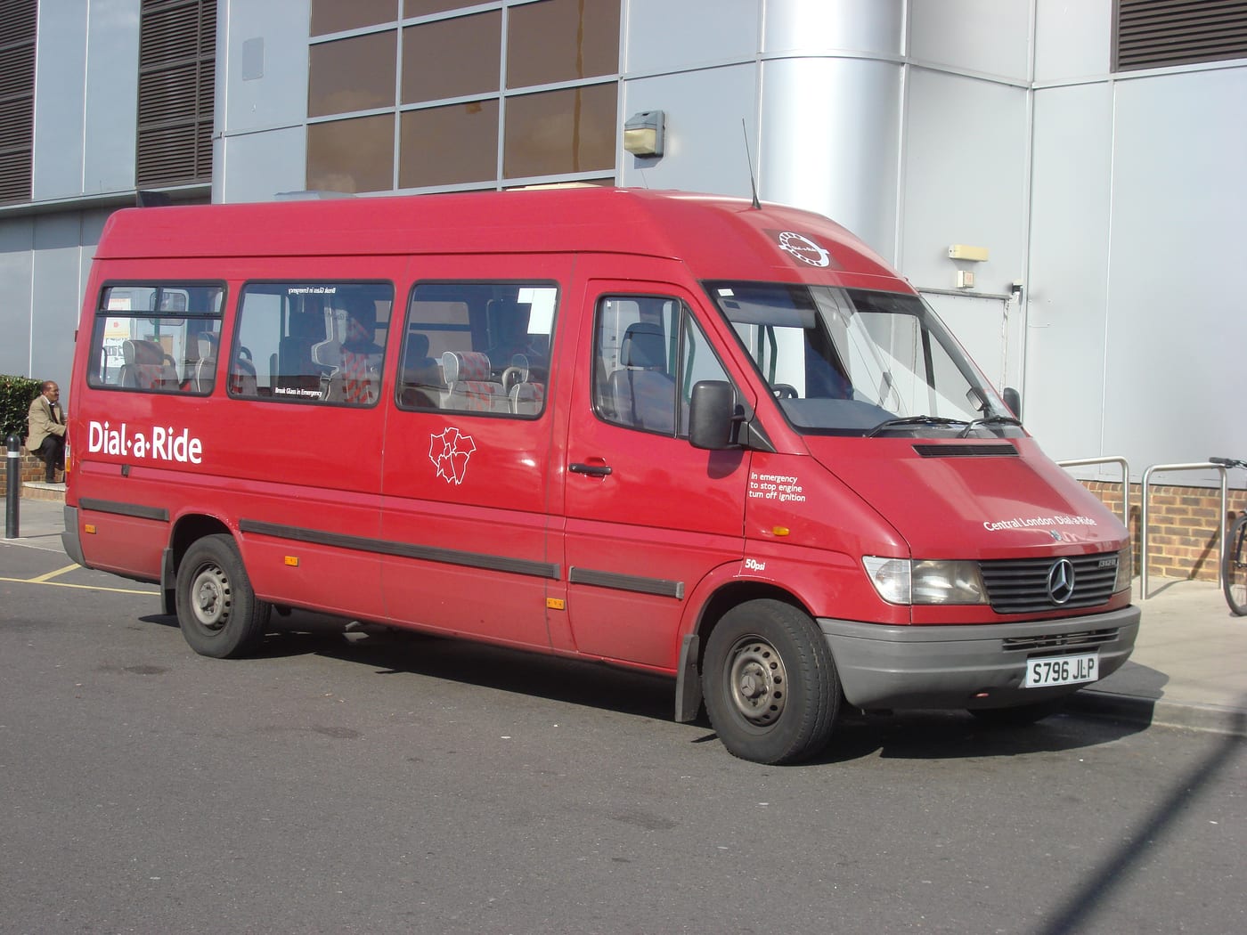 Minibus con la porta scorrevole aperta per la salita